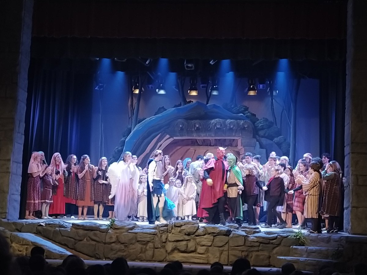 Avui, St. Esteve a <a href="/teatredelapeni/">Teatre de La Peni</a> a veure els <a href="/PastoretsMolins/">PastoretsMolinsdeRei</a>. Aneu-hi! Sorpreses, escenes renovades, molta joventut dalt de l'escenari i a la Direcció. El temps passa i els infants s'han fet adults, però és un orgull veure com la tradició continua i s'actualitza. Felicitats!!!