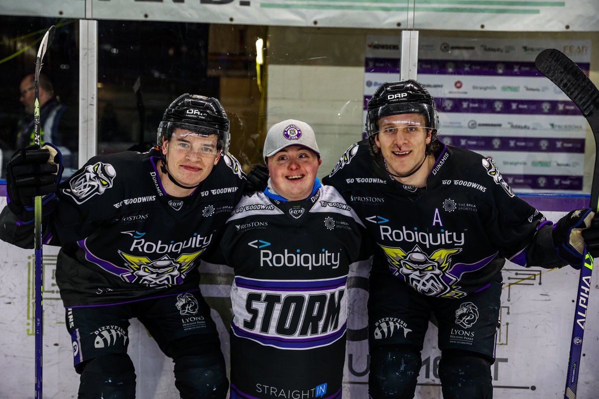 ricthorpe's tweet photo. What a game! @Mcr_Storm running amok tonight but what made tonight even sweeter is seeing my mate Garry celebrating with @simmer25 &amp; @RyBarrow at the end! 

Happy Birthday Garry! 

📸 @MarkFerriss https://t.co/8R7HwEhyO4