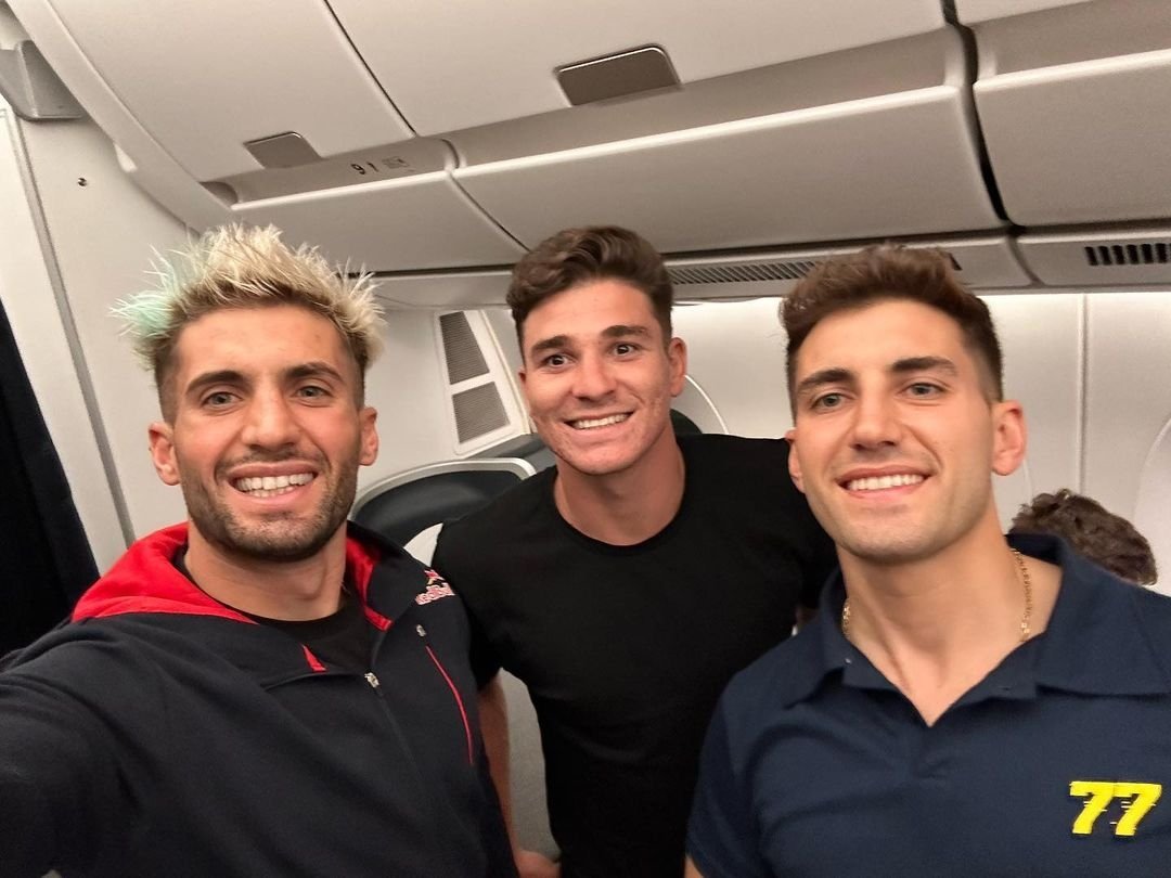 Campeonesnet's tweet image. ¡Siguen los encuentros con los jugadores de la Selección! En esta oportunidad los hermanos @kmbenavides y @LBenavides77 aprovecharon para pedirle una foto a @julianalvarezzz ⚽🕷️