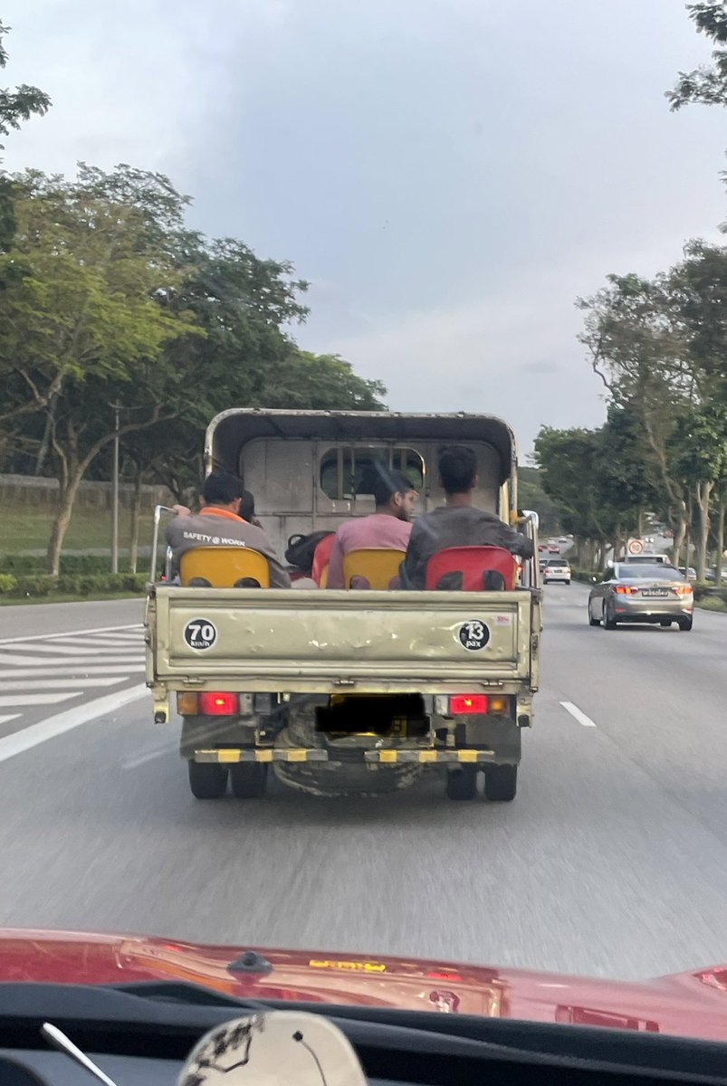Saw this over the weekend. How can such a set up be safe? todayonline.com/singapore/migr…