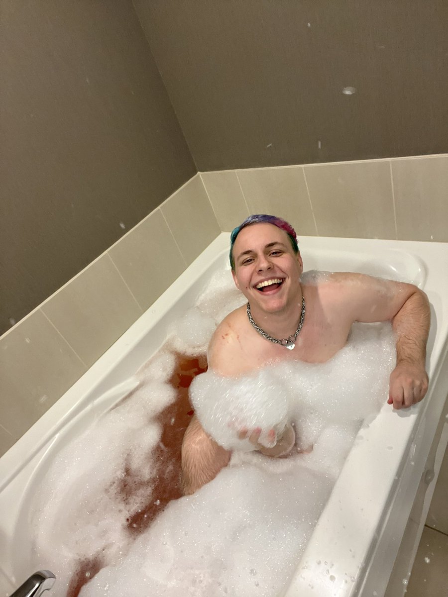 SugarSoapStudio's tweet photo. Hi, I’m Sugar - a transmasc, queer, kinky writer &amp; model with a huge fetish for everything soapy 🧼 If you like sudsy stuff, you should totally follow me, cuz there’s some exciting stuff on the way 👀🫧

Check out my content: https://t.co/EvJWsRf01b https://t.co/vYrkxOYtU0