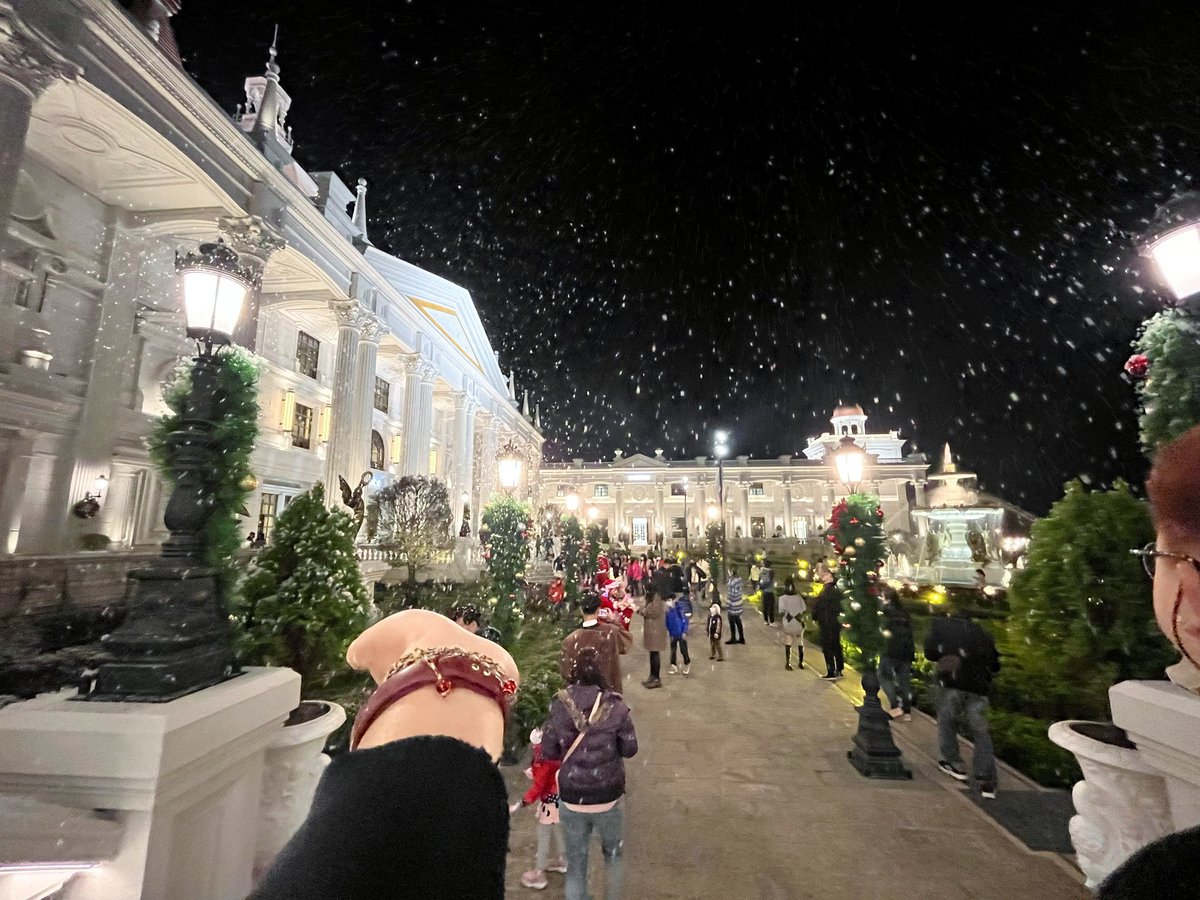 不得不說這裡非常美入門票🎫300
雖然很多人都嫌貴但其實比起其他觀光工廠用心很多晚上五點半之後會有下雪❄️算是蠻美的下雪時段好像到一月不知道啥時結束，可上網查詢🔍
#嘉義佐登尼斯城堡 https://t.co/g54FcrE7oU