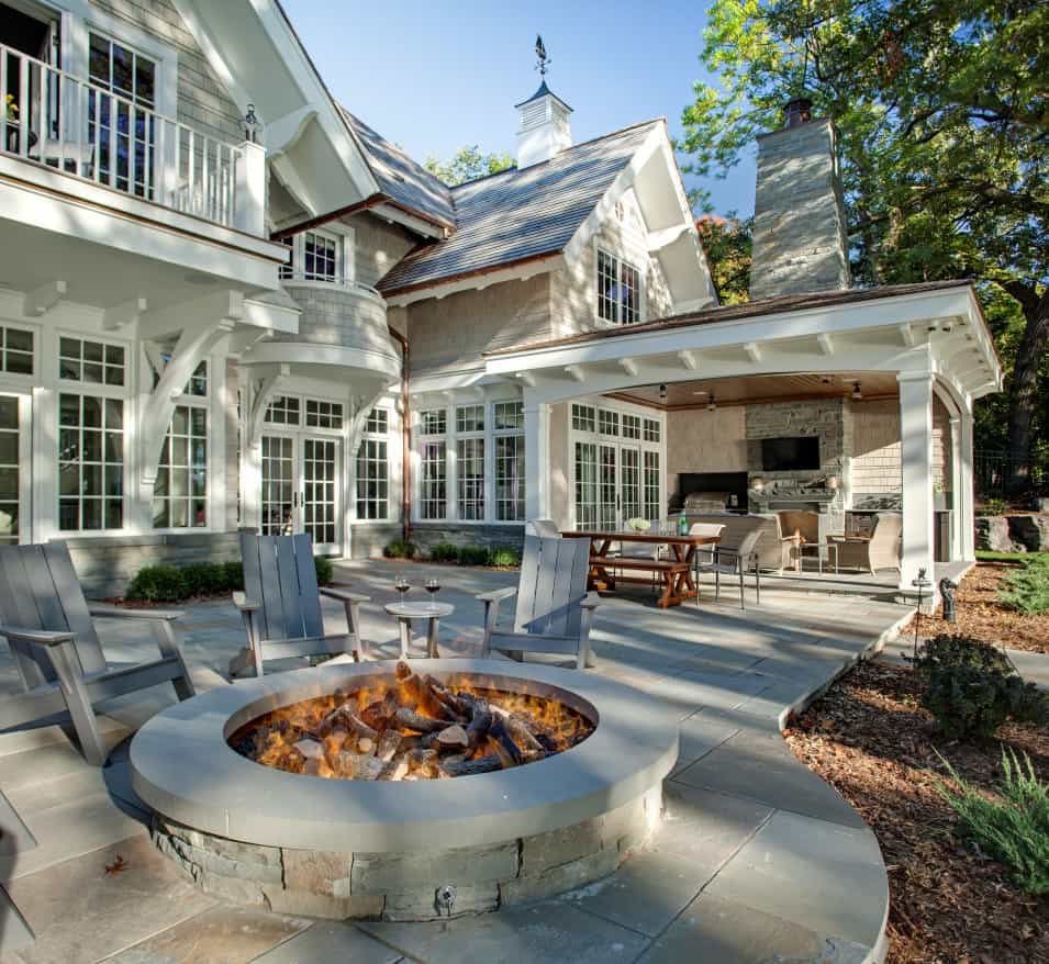 One Kindesign on Twitter: "Breathtaking shingle-style residence on Lake ...