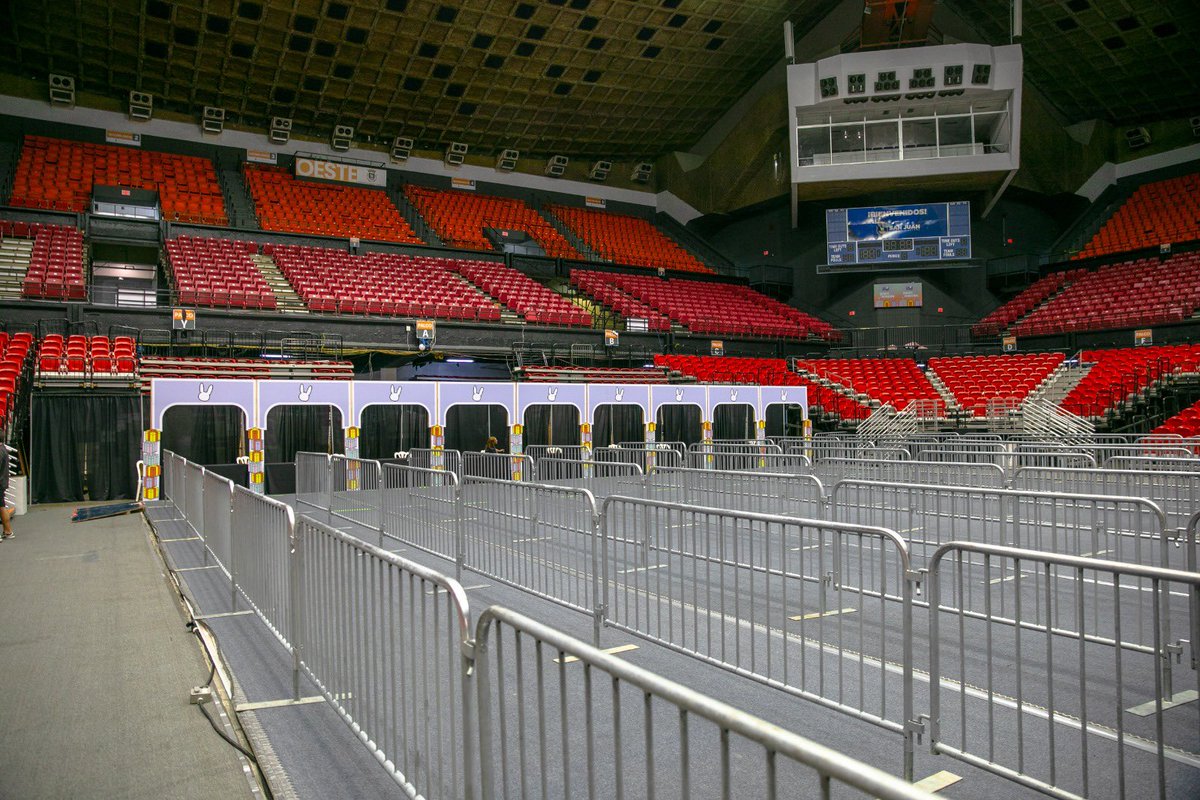 PabloVenes's tweet photo. Todo listo para la entrega de regalos de la Fundación Good Bunny de Bad Bunny (@sanbenito). Será mañana, martes 27 de diciembre, por orden de llegada desde a las 8:00 a.m. — en el Coliseo Roberto Clemente. #goodbunny #badbunny https://t.co/fs0MTwvQeN