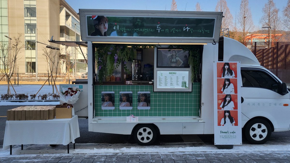 221217 수지 드라마 <이두나!> 시월애×숮갤 연합서포트 스테이크차, 분식차, 커피차 개시 준비완료했습니다! 개시 전 수지배우가 벌써 다녀갔다는...