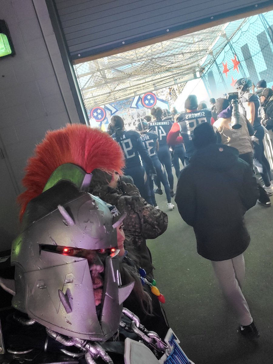 Titanman615's tweet photo. Just a few pics and avideo from the game , with #Titans owner Amy Adams Strunk and the boys @LncSmth @Skullspliter1
#TitanUp #TennesseeTitans #NFL #Superfans #Titanman #Titanman615 #Chillypepper https://t.co/fLw1Ga0f8C
