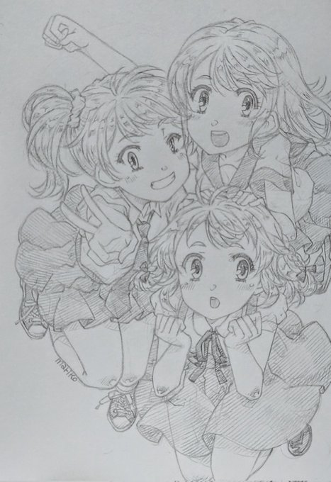 前にカラーで載せたものの落書き版です。三人娘。
#アナログ #イラスト #落書き #女の子 #制服 
