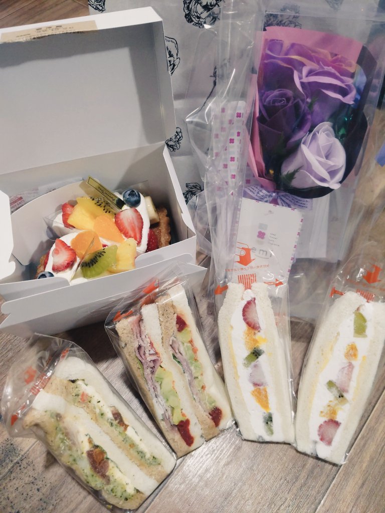 昨日がGGラスト出勤でした☺️
キャスドリ差し入れありがとうございました🙏
こんなポンコツディーラーにもいつも優しく接して下さった皆様に感謝です！！GGで働けて幸せでした💗
また遊びにいきますので見つけたら声かけて下さい〜(社交辞令じゃないです)
ありがとうございました🌼