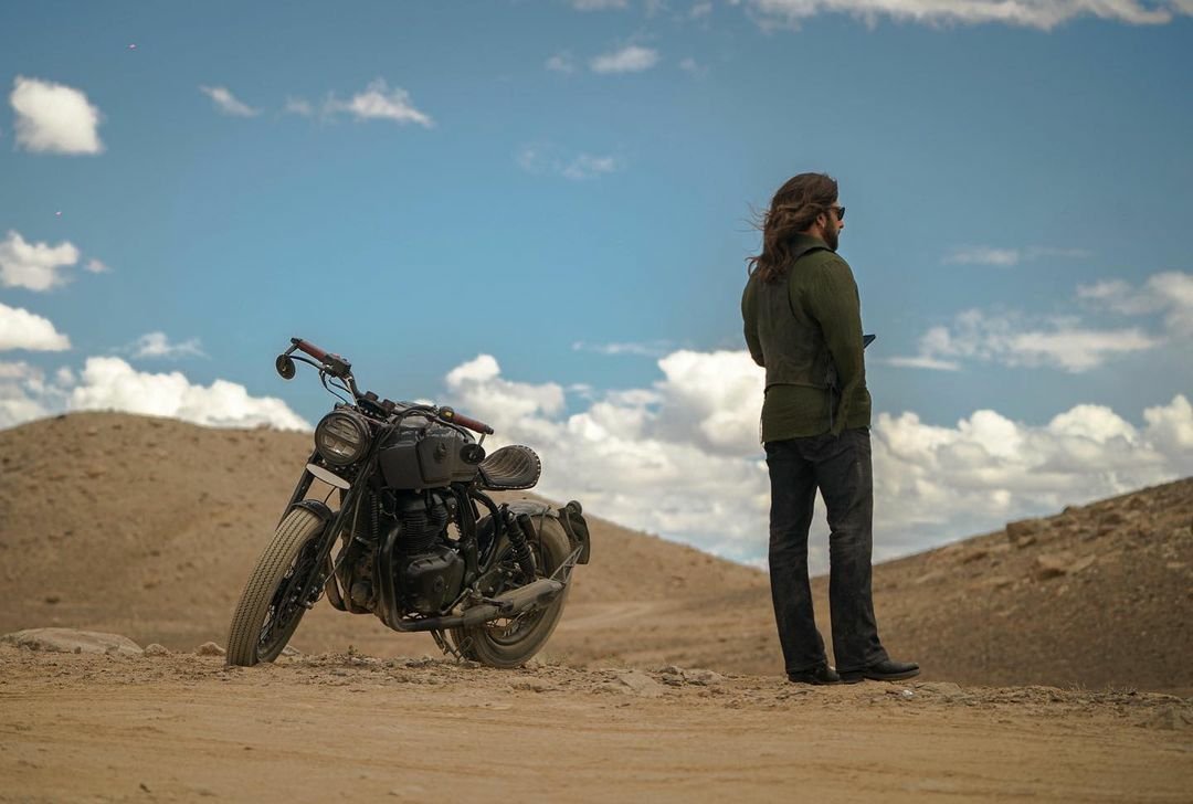 Suna hai 11 baje kuch bada aane wala hai...
#KisiKaBhaiKisiKiJaan 
Is it true ??

#HappyBirthdaySalmanKhan