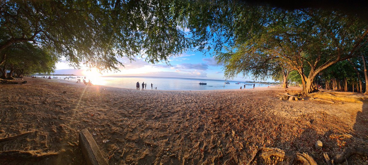 Benchent's tweet photo. Sunset at Albion Beach, Mauritius. 
#Stunning https://t.co/nWZiCmMxNR