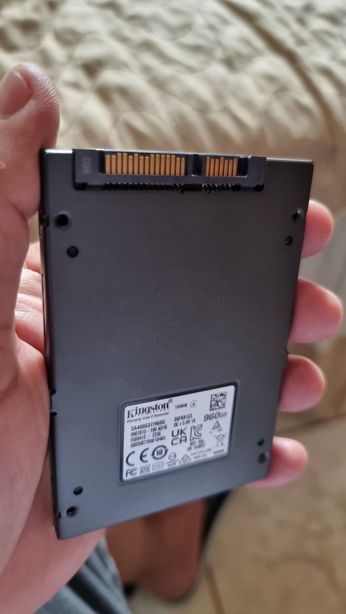 Andherluiz's tweet photo. Kkkkkkkk eu com o ssd e o case novo, testei a primeira vez e não abriu no note. Pensei, o case veio estragado ou errado, isso uns 7 dias atrás. 🤦🏻‍♂️🤦🏻‍♂️🤦🏻‍♂️🤦🏻‍♂️🤦🏻‍♂️🤦🏻‍♂️🤦🏻‍♂️🤦🏻‍♂️🤦🏻‍♂️ Hj descobri que ta tudo certo kkkkk assisti um vídeo ensinando como usar pelo primeira vez e deu tudo certo 🙃🙃🙃🙃 https://t.co/C9i6eqkquN
