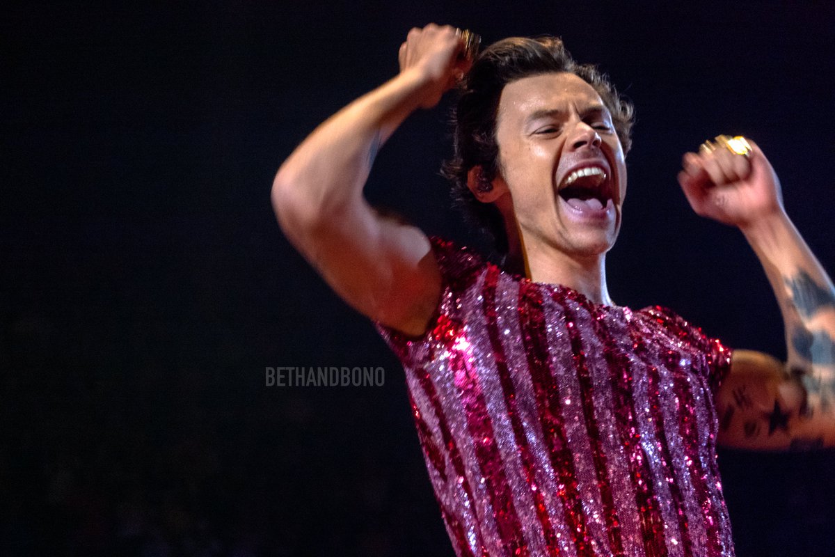 bethandbono's tweet photo. May your days be Harry and bright #LoveOnTourNYC #Residency7 https://t.co/cUbVBYPNPR