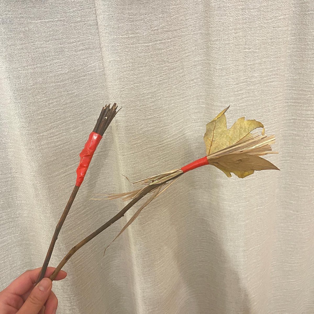 1月に向けての試作。
落ち葉や枯れ枝で筆を作りました。

1月にどこまで状態の良い
枝葉が拾えるか不安はありつつ…。
ランダムな線が楽しく、
適当に書いても作品っぽくなる
筆になりそうです！