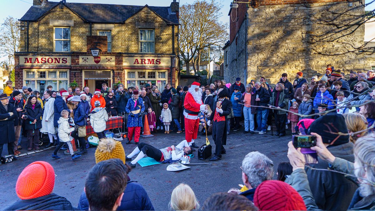 Howard_S's tweet photo. It's #BoxingDay and a welcome return of @HeadingtonQMD for the annual #mummers play and #rappersword dance
#morris #headington #oxford https://t.co/GnSkoFw8o6