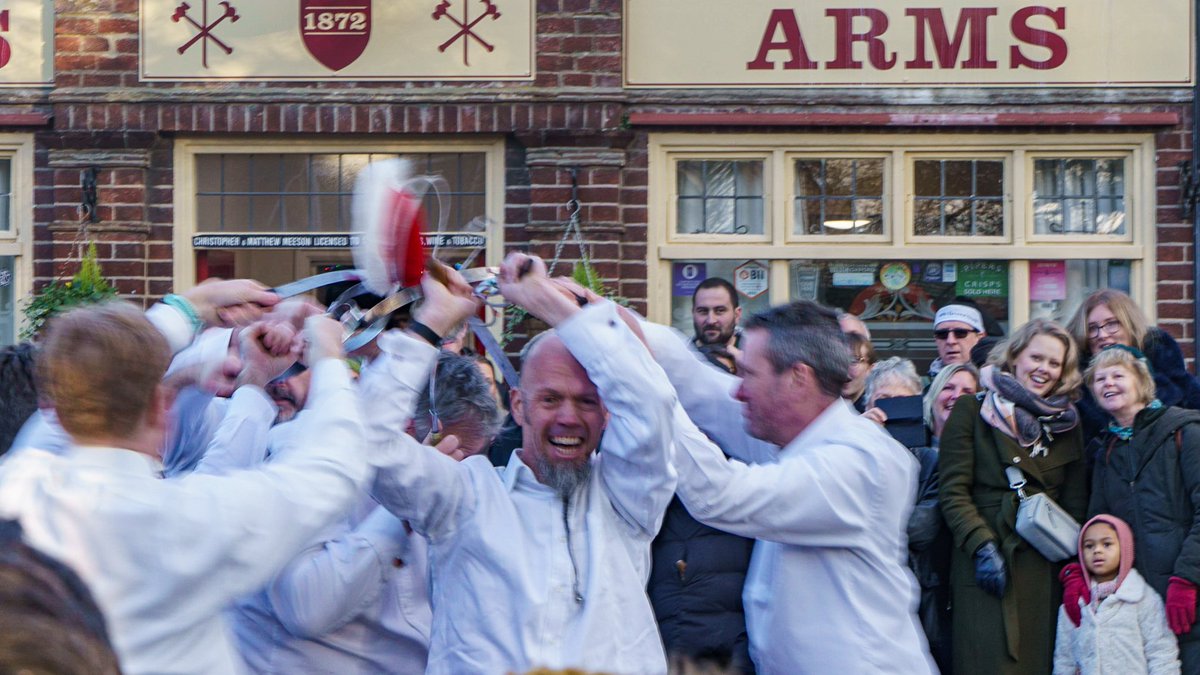 Howard_S's tweet photo. It's #BoxingDay and a welcome return of @HeadingtonQMD for the annual #mummers play and #rappersword dance
#morris #headington #oxford https://t.co/GnSkoFw8o6