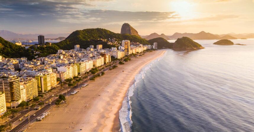 recorri2's tweet photo. #Copacabana, uno de los barrios más animados de Río de Janeiro
 https://t.co/EiIOBtAshu  #Brasil #viajeros https://t.co/y3erOrLgpH