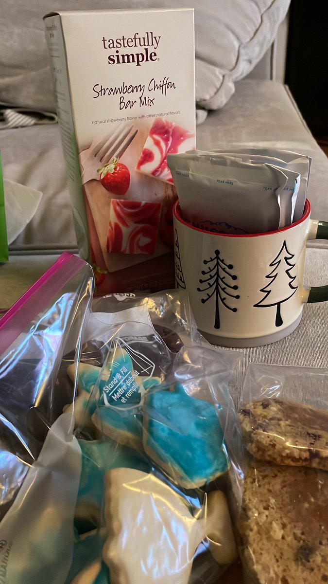 FlareEons's tweet photo. After trying to see our family since Friday, with endless ✈️ cancellations, we feel defeated. But a kind neighbor I’ve never met reached out with 🍪 and hot cocoa just now.🎄 was cancelled but this little gesture made us feel so much better 🥹 Hope we can pay it forward soon https://t.co/uJMjTBsGmi