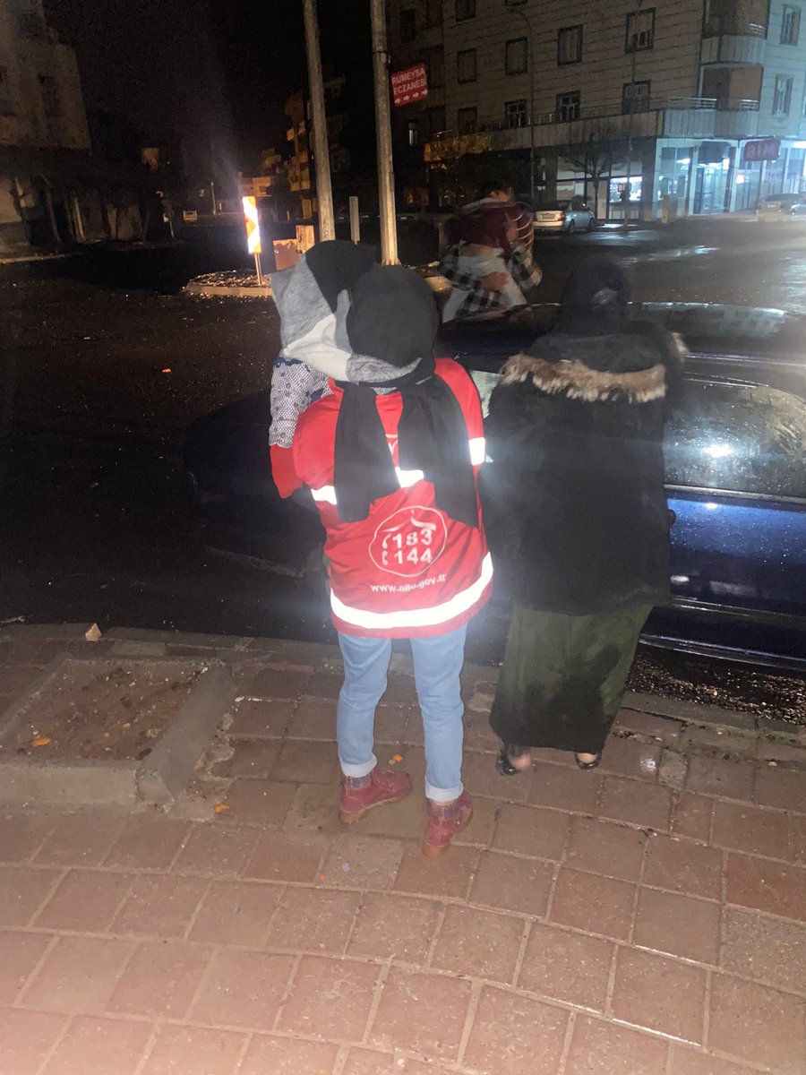 AkcakaleShm's tweet photo. İlcemizde yağmurdan etkilenen evsiz vatandaşlarımız ve muhacir kardeşlerimizin ihtiyaçlarını karşılamak İçin sahadayiz @tcailesosyal @SanliurfaASH @UrfaValiligi @akcakalegovtr https://t.co/BCxyFy5TK8