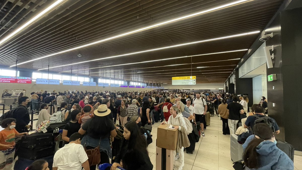Genarolo27's tweet photo. Vuelos retrasados, cancelados, mala coordinación entre @flyvolaris y @CBXers definitivamente #volaris se dedica ÚNICAMENTE a vender vuelos, el servicio al cliente y la atención a los afectados está por los suelos 👎👎👎👎 https://t.co/zt6FKACxmH