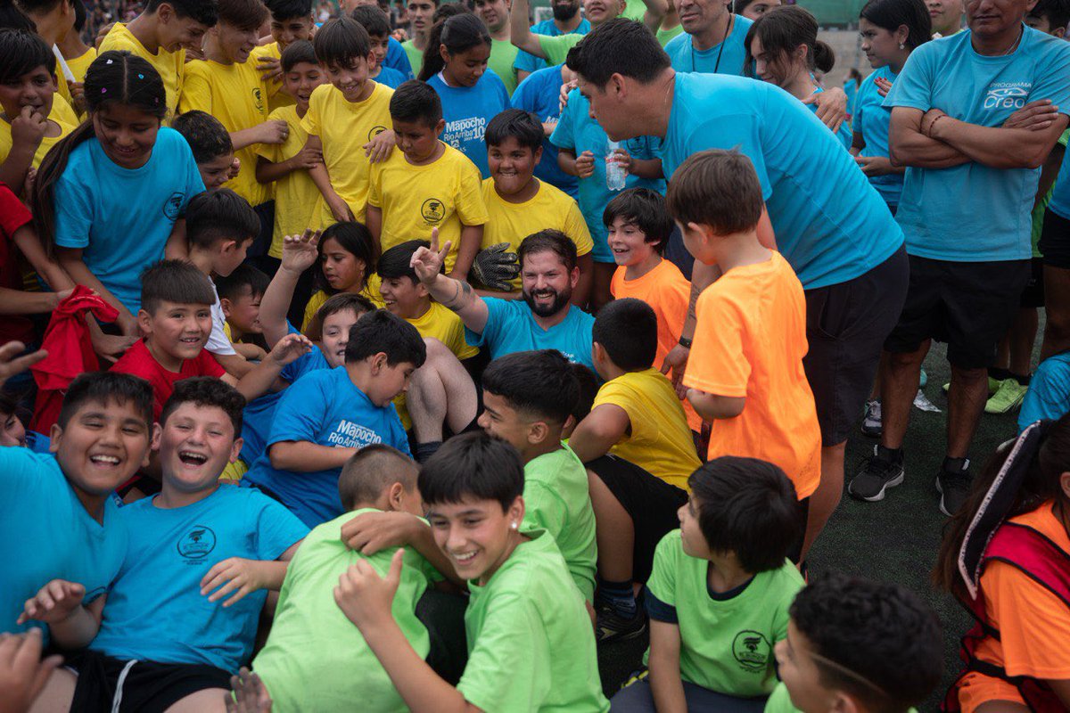 GabrielBoric's tweet photo. Esta tarde compartí con las niñas, niños y adolescentes del Programa CREO en la comuna de El Bosque, para su cierre de año. Nuestro compromiso como @GobiernodeChile está en seguir fomentando el deporte, recuperando nuestros espacios públicos. https://t.co/cqHMEq5z6g