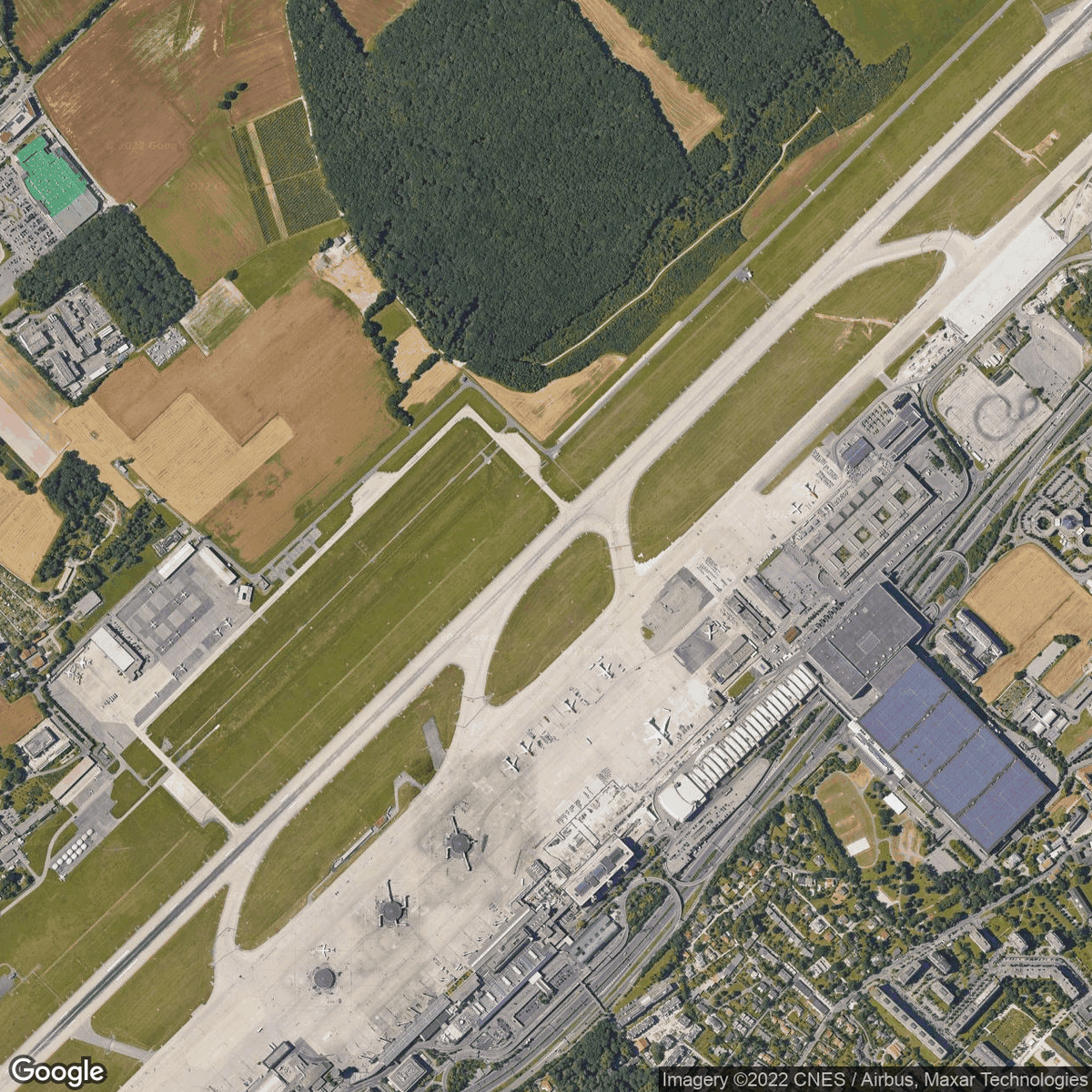 FindTheAirport's tweet photo. Which airport is this ? ⤵️

1️⃣  DHA King Abdulaziz Air Base
2️⃣  GVA Geneva Cointrin
3️⃣  NWI Norwich
4️⃣  CUN Cancún https://t.co/sfnGDsTpe2