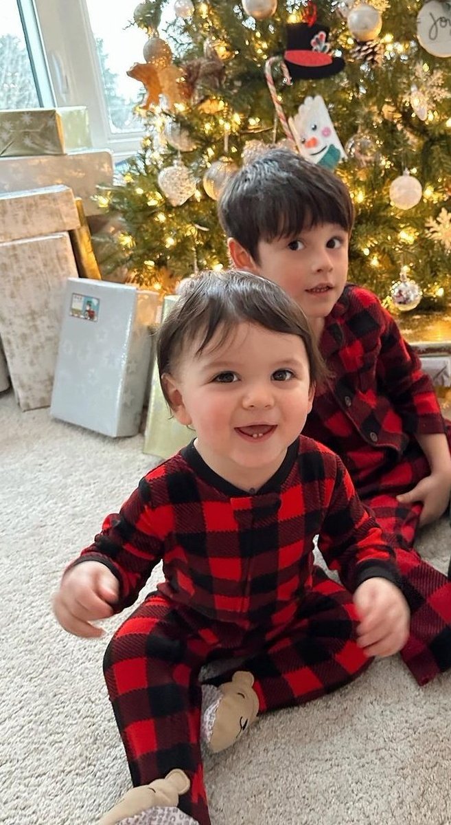 ₂₅.₁₂.₂₂

                    ᴍᴇʀʀʏ ᴄʜʀɪꜱᴛᴍᴀꜱ!🎄🎅🏻✨

La familia Kauffman les desea una ¡Feliz navidad! ❤️ Que sus dias fueran tan hermosos como fueron los nuestros. ✨

W; <a href="/Robert__Kauf/">Robert Kauffman ¡SOY PAPÁ!</a>