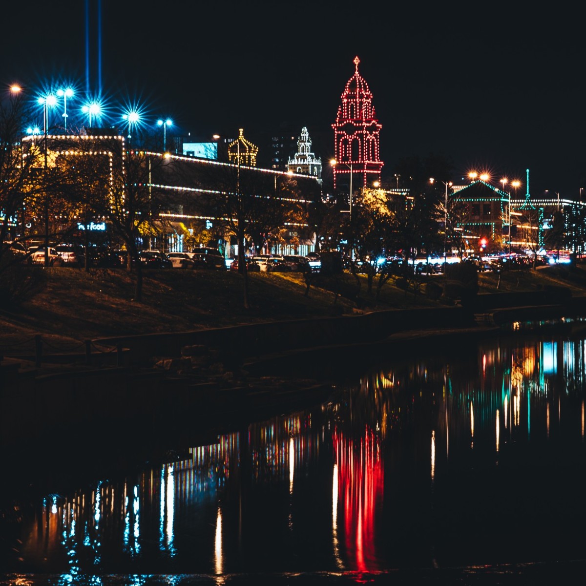 ThePlazaKC's tweet image. SURPRISE: We're keeping the lights on longer! It's our gift to you, Kansas City! 🎁 

The last night they will shine is now Feb. 19th. (Better make those Valentine's Day dinner reservations now.) 

Find out more ways we're celebrating our Centennial: CountryClubPlaza.com/100.