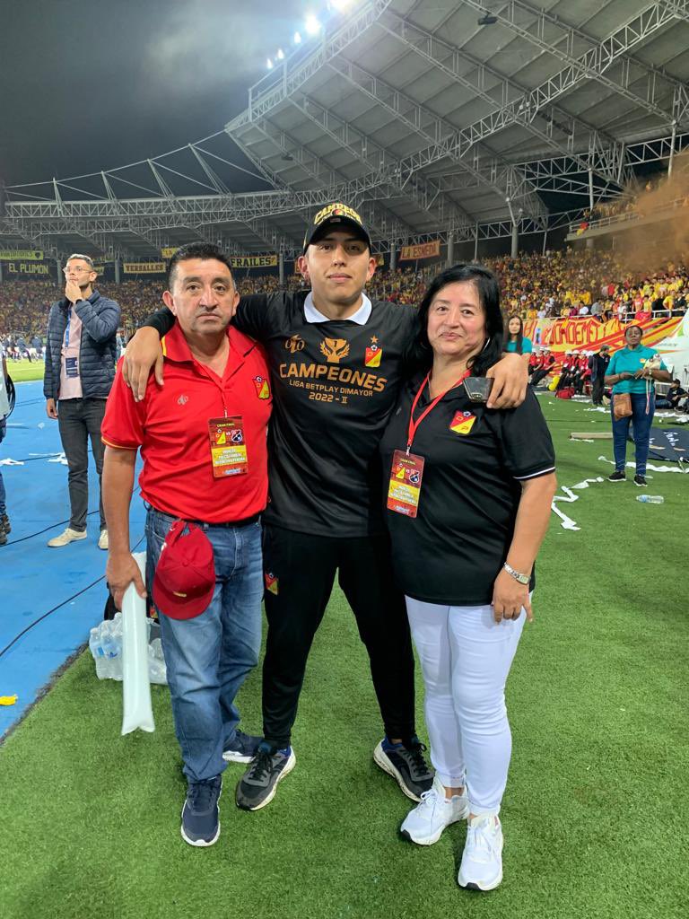 CrisGalo99's tweet photo. Este momento nadie no lo quita 🌟❤️💛 https://t.co/dBNbYWgr3Q