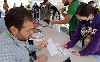 AntenaSanLuis's tweet photo. #Gobierno │ 13 mil #estudiantespotosinos recibieron su tarjeta de #transportegratuito #MiPase
Las y los jóvenes universitarios aún pueden registrar sus datos en el sitio https://t.co/JKyTTxvn3t para ser beneficiarios del programa -> https://t.co/XTmLbW8b51 https://t.co/zyyty3i8Ln
