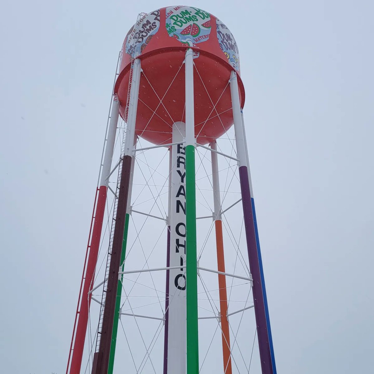 BigRedGilbert's tweet photo. Went and saw the @dum_dums water tower up close. #BryanOH https://t.co/WXfqyLfOPG