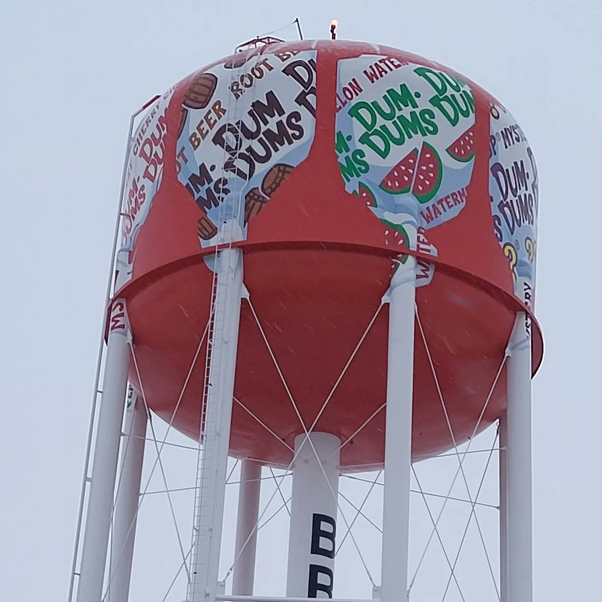 BigRedGilbert's tweet photo. Went and saw the @dum_dums water tower up close. #BryanOH https://t.co/WXfqyLfOPG