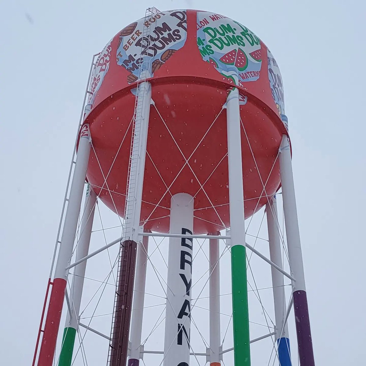 BigRedGilbert's tweet photo. Went and saw the @dum_dums water tower up close. #BryanOH https://t.co/WXfqyLfOPG