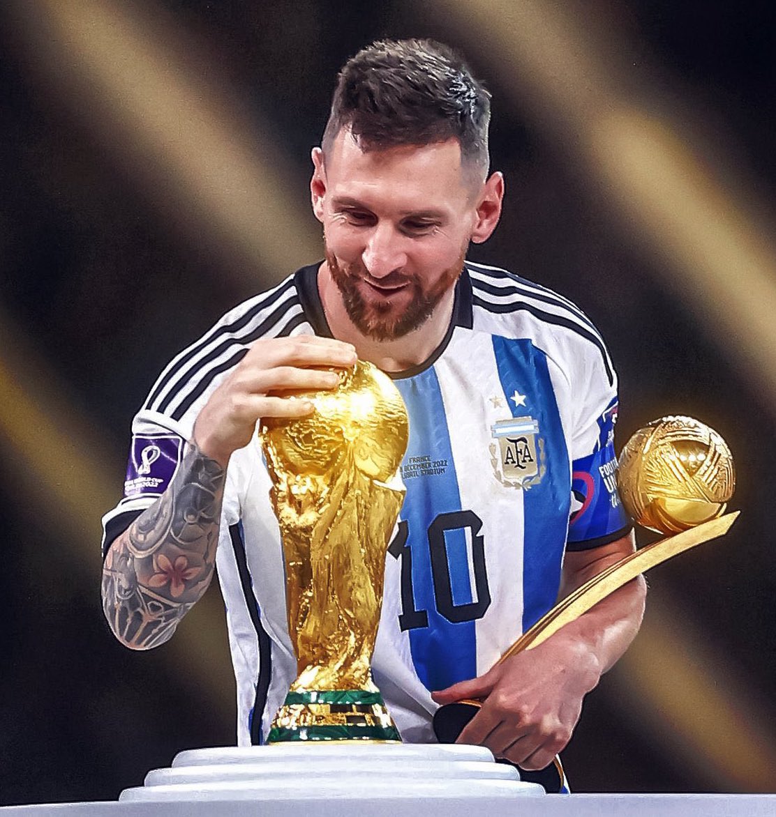 juanpintita5's tweet photo. Lionel Andrés Messi era CAMPEÓN DEL MUNDO, era el MEJOR JUGADOR DEL TORNEO, nadie más habia convertido goles en fase de grupo, octavos, cuartos, semi y final. 

Mientras escribo, estoy temblando. Se le dió, se nos dió. Messi nos volvió hacer feliz. Ya nada será igual. https://t.co/T4wmtYlxme