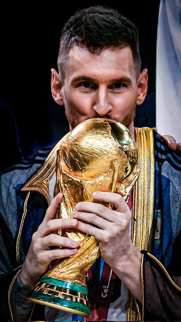 juanpintita5's tweet photo. Lionel Andrés Messi era CAMPEÓN DEL MUNDO, era el MEJOR JUGADOR DEL TORNEO, nadie más habia convertido goles en fase de grupo, octavos, cuartos, semi y final. 

Mientras escribo, estoy temblando. Se le dió, se nos dió. Messi nos volvió hacer feliz. Ya nada será igual. https://t.co/T4wmtYlxme