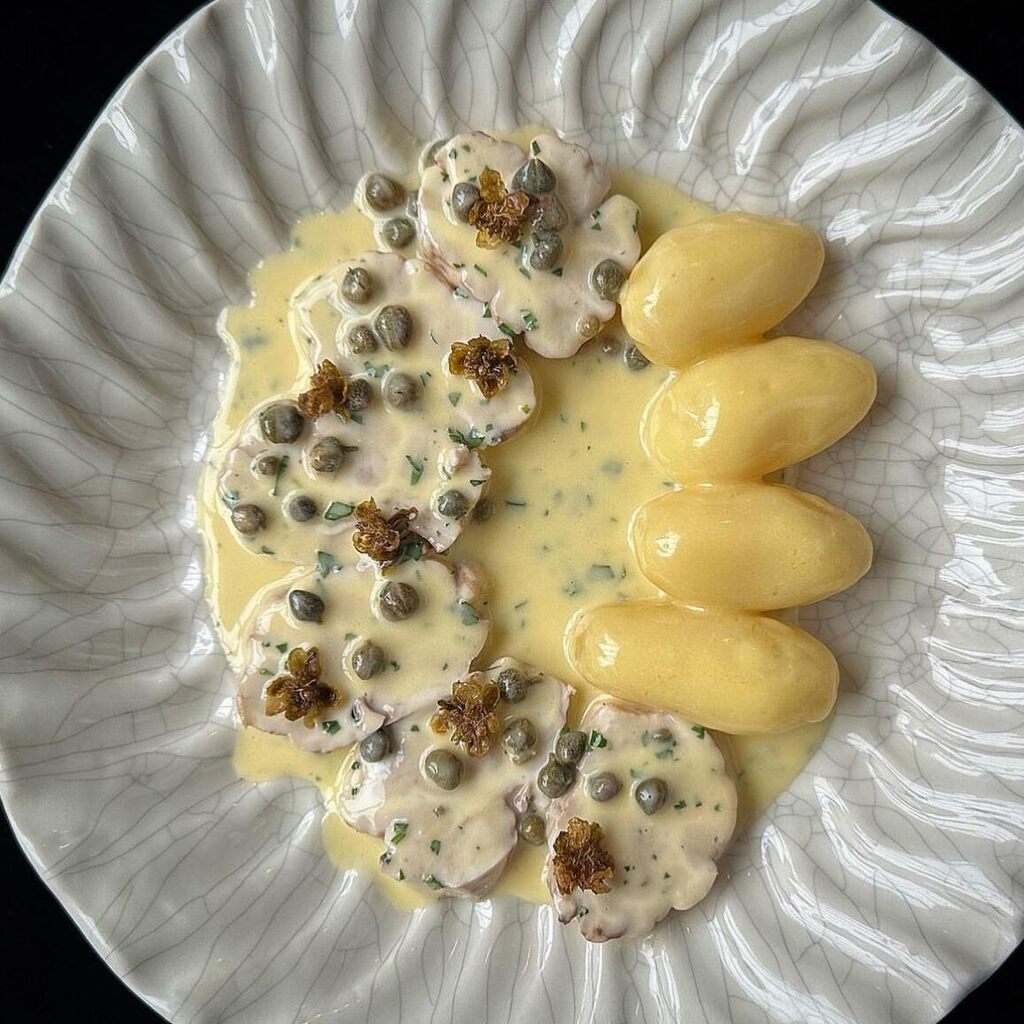 gillespudlowski's tweet photo. Une #faimdenuit signée #fredericanton : cervelle de veau, câpres frites et beurre blanc - #miam ! @fredericanton 👍 @mehdisgard @leprecatelan.fredericanton #gastronomie #gastronomia #gastronomy #hautegastronomie #paris #parisestmagique #parisestanous … https://t.co/nMZSwyV2nL https://t.co/Lw3yvPfUnS