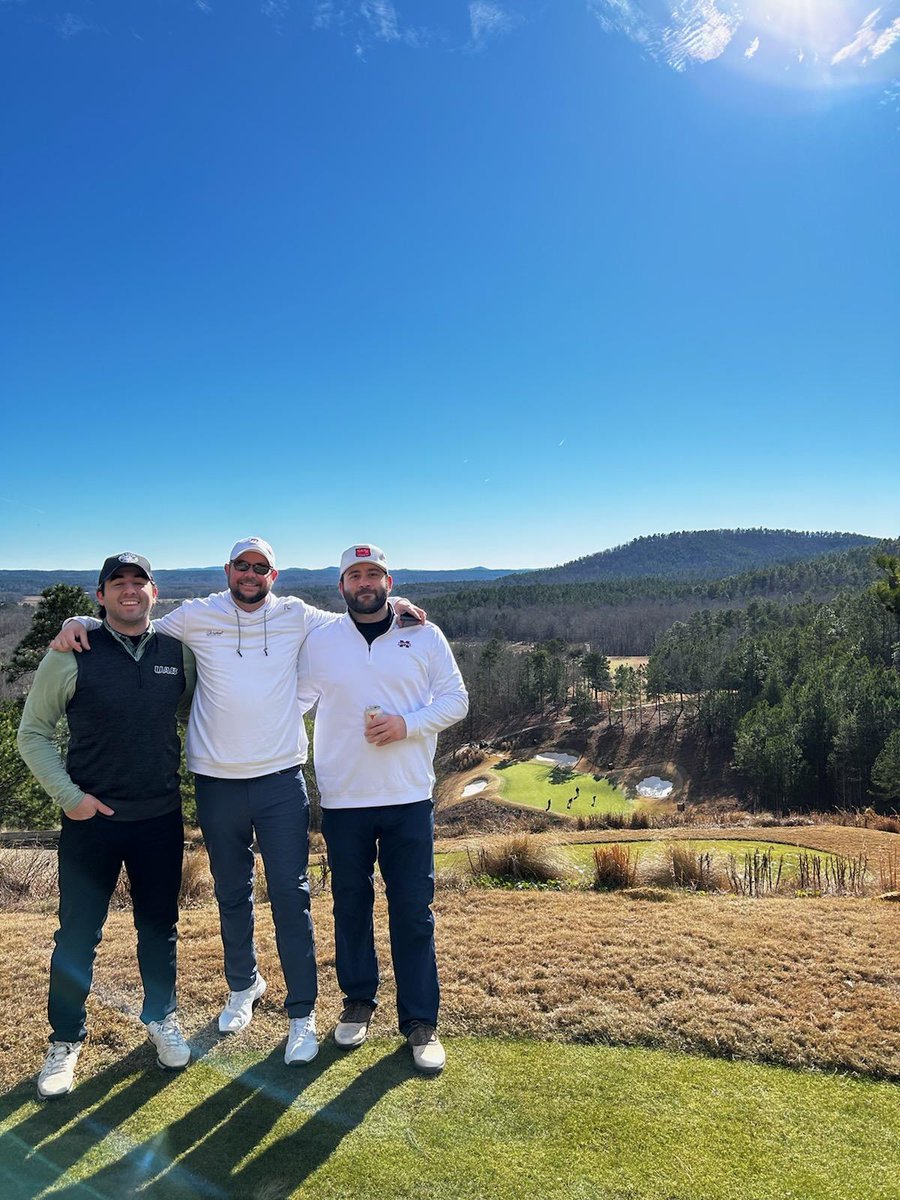 ChrisBlackUA's tweet photo. A bit cold this morning but worth it for the view! #FarmLinks β³ https://t.co/shN8kkaSXw