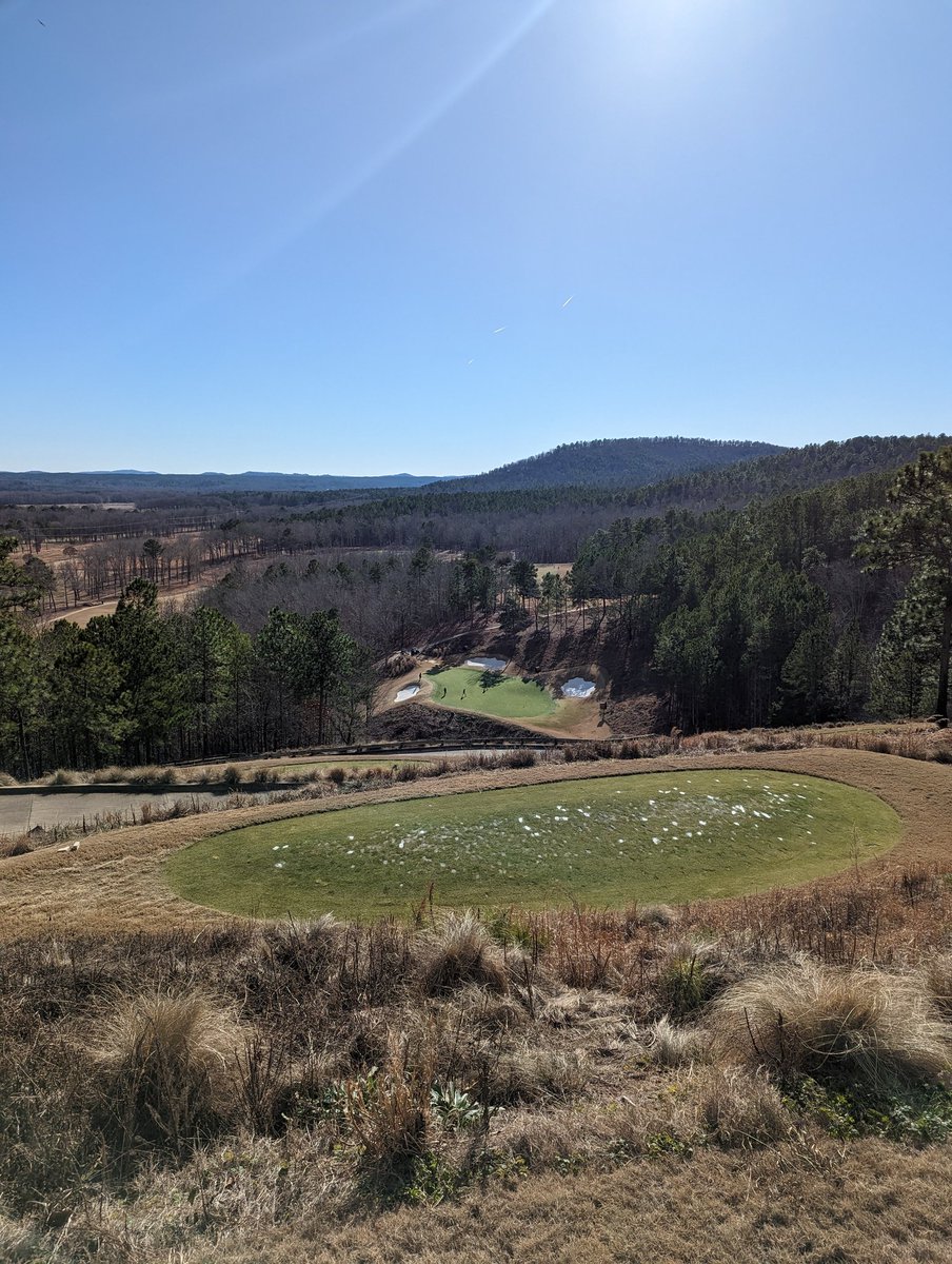 ChrisBlackUA's tweet photo. A bit cold this morning but worth it for the view! #FarmLinks β³ https://t.co/shN8kkaSXw