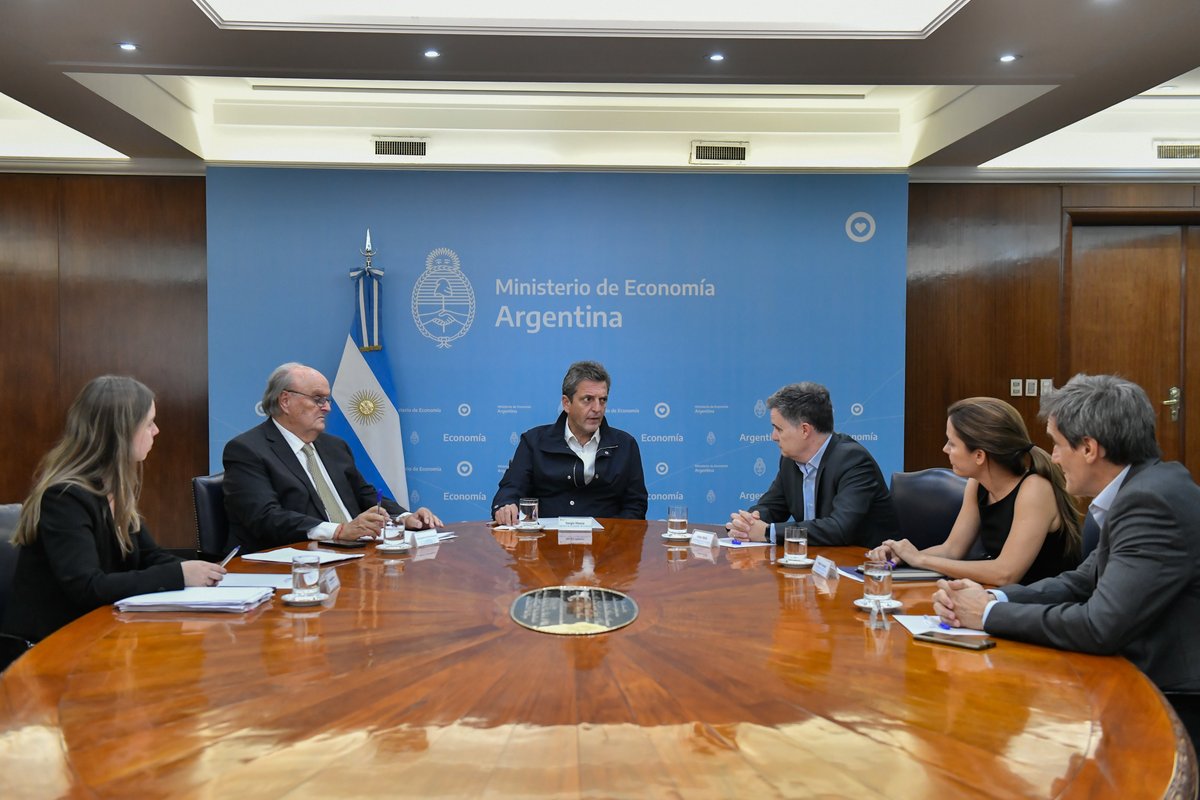 SergioMassa's tweet photo. Junto al secretario de Industria @DMVasco y a representantes de @RenaultArg nos reunimos con el objetivo de seguir potenciando toda su cadena de valor mediante proyectos que incentiven la producción industrial y promuevan sus exportaciones.

#ArgentinaAvanza https://t.co/GpoUNmXteK