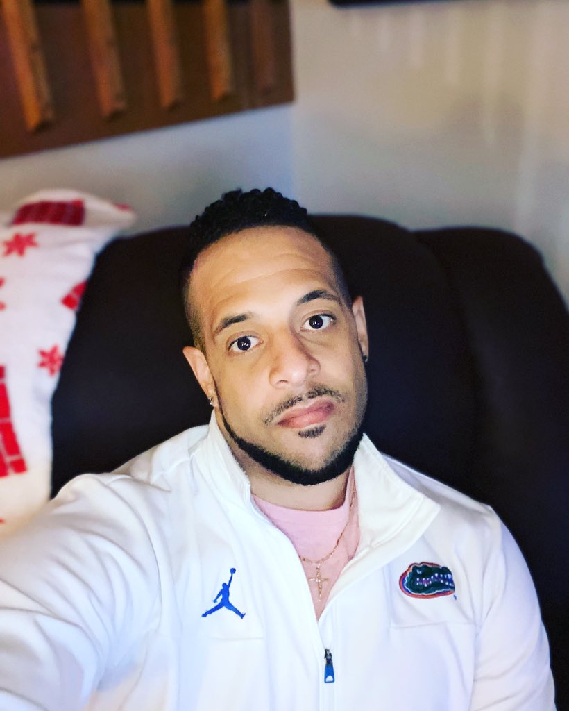 WhatUpPlayer17's tweet image. I just want to cuddle and eat fried foods 😂😂

#FatKidProblems