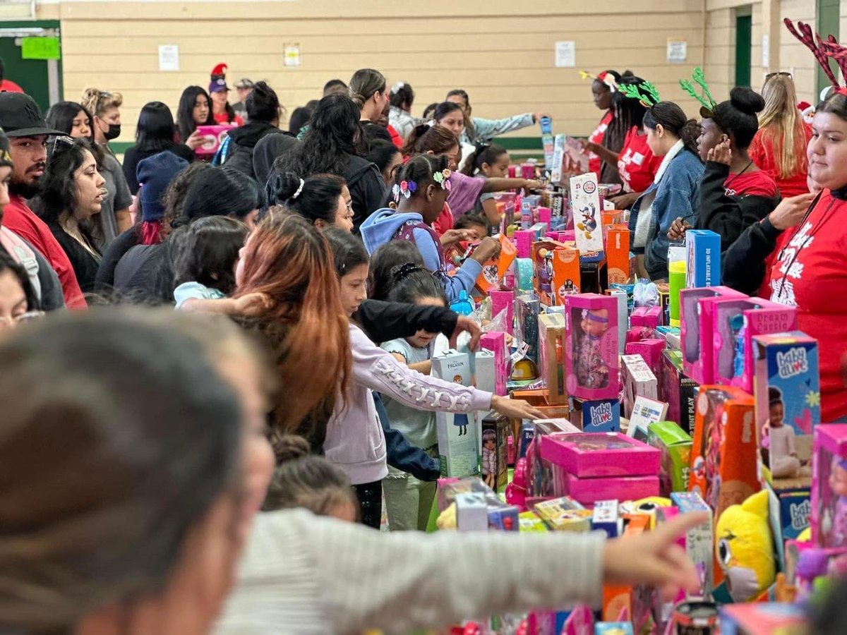 Your Lady Cavers spreading some holiday cheer by doing community service and giving back at the Hope Toy Drive put on by New Vision Church … thank you again for allowing us to be a part of the magic for these families ❤️