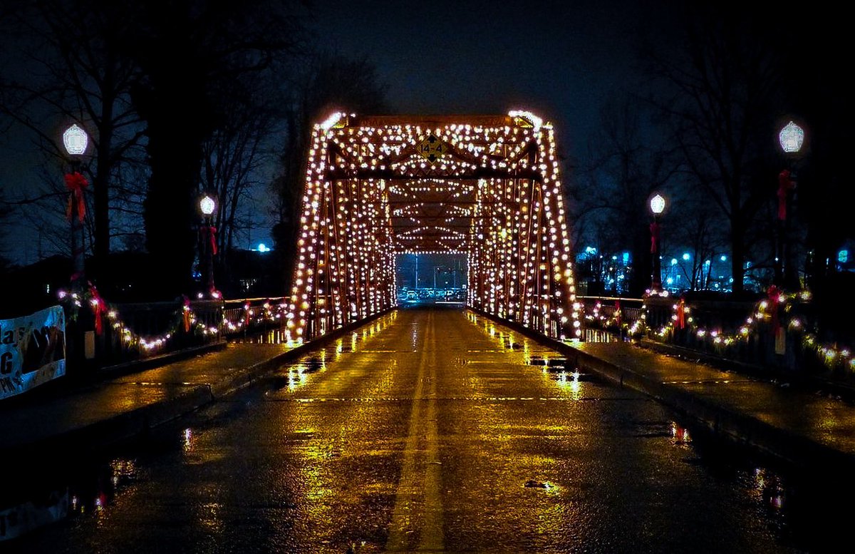 visitpierce's tweet photo. Sumner looking charming as ever this holiday season
📸 @sumnertownusa
#traveltacoma #mountaincitysea #sumnertownusa #charming #holidayseason #sumnerwa #smalltowncharm #piercecounty #festive https://t.co/caEHwGA0tJ