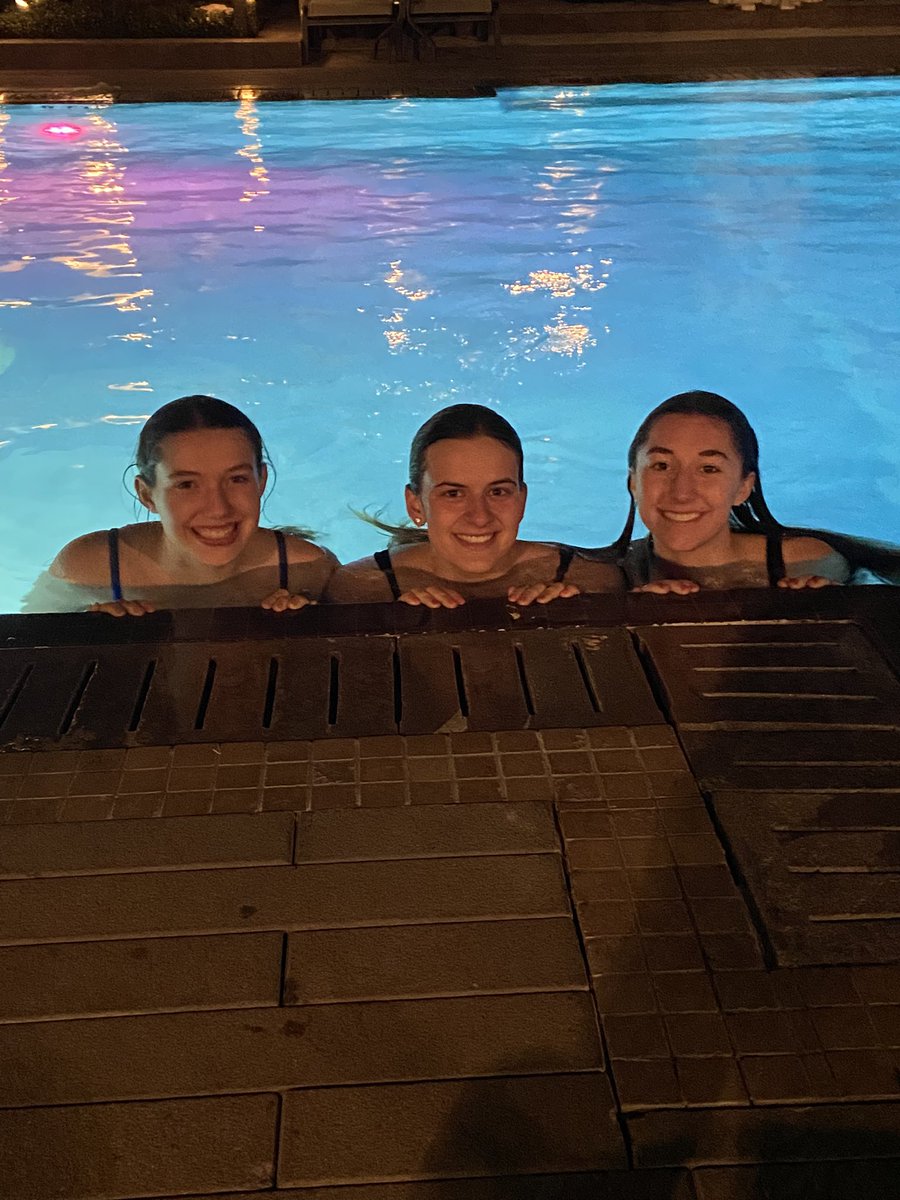 ShoregalsBBall's tweet photo. 48 degrees? Still warmer than Avon Lake! Can’t keep these 3 out of the pool! https://t.co/iVlrfeDrEB
