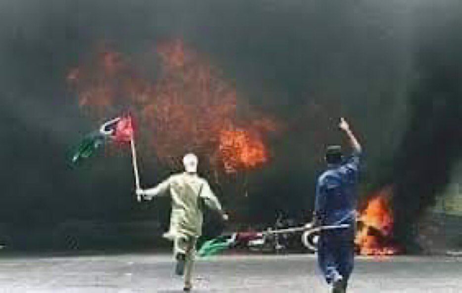 GtaMqm's tweet photo. 27 دسمبر2007 کو بےنظیربھٹو کی شہادت راولپنڈی میں ہوئی مگر پیپلزپارٹی کے دہشتگردوں نے28، 29 دسمبر کراچی میں سیکڑوں مہاجروں کو ہلاک کیا لوٹ ماری کی جلاو گھیراووخواتین کی عصمت دری کی انسانیت کے علمبردار خاموش تماشائی بنےرہےجہاں محترمہ کوقتل کیاگیا وہاں ایک ٹائر بھی نزر آتش نہ ہوا!!! https://t.co/O3CXOinc7z