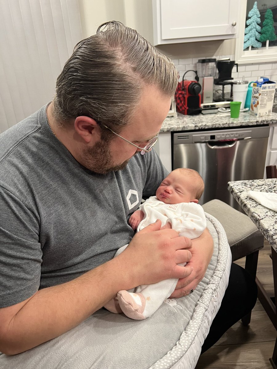 Why can’t paternity leave be longer for dads?? With full pay. 2 weeks just isn’t enough 😭 Dads need recovery time too!