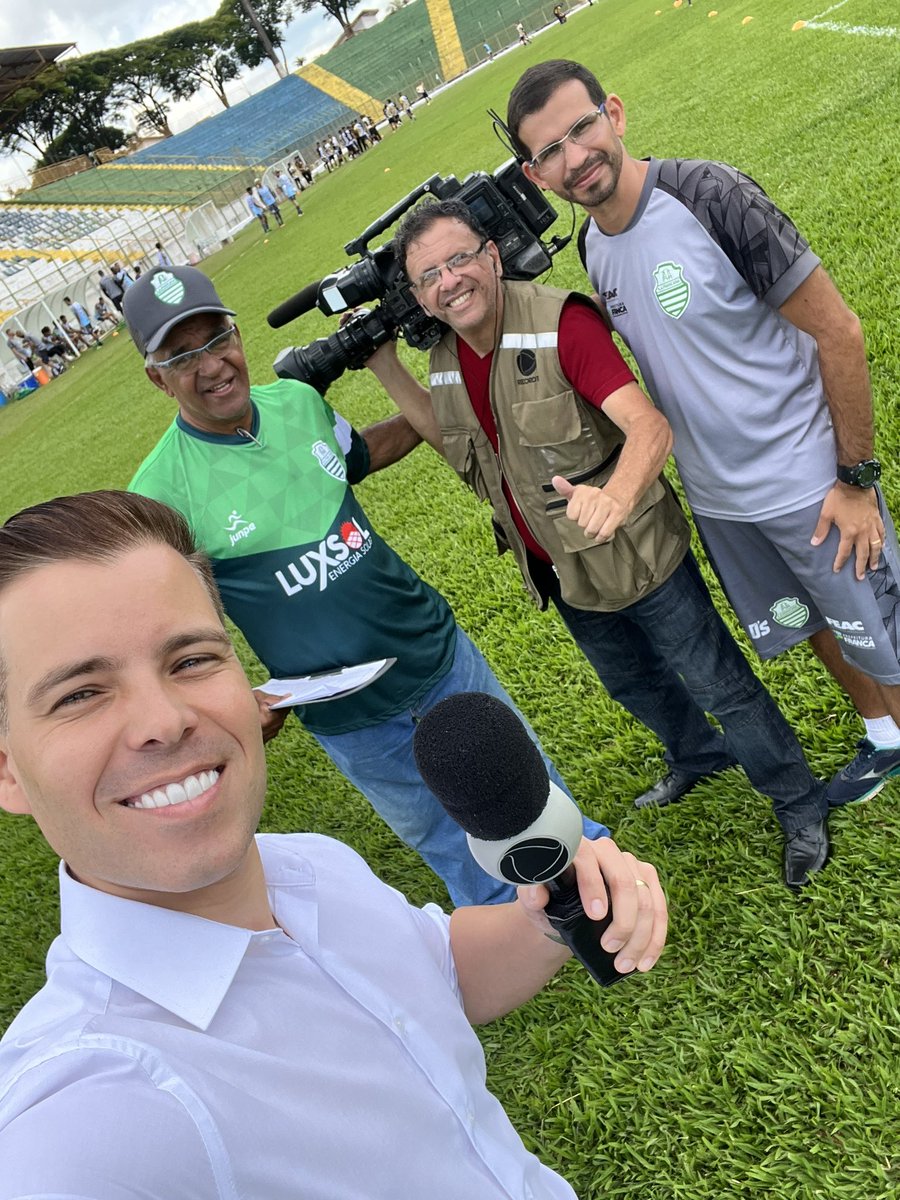 tiagovalentimtv's tweet photo. Por um bom tempo fui repórter esportivo e trabalhei em muitos nos gramados do interior de SP!⚽️ Quando pinta uma reportagem esportiva, eu também topo!👍🏼 Aqui, na querida @aafrancana com o técnico @wantuil.rodrigues, o assessor de imprensa @lkportodesign e o cinegra Morceguinho😁 https://t.co/OUQKPGRahA