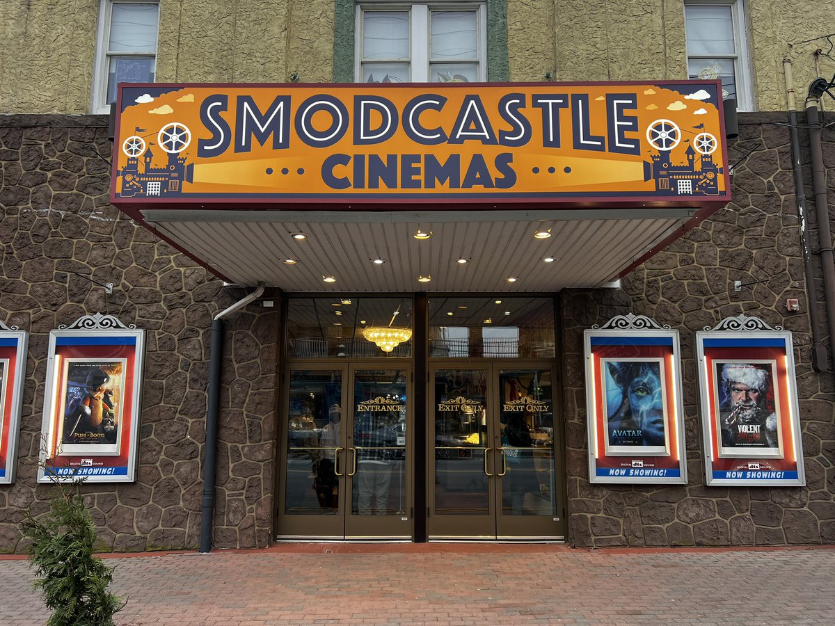 PokeProfNet's tweet image. Had a Bro-Date tonight at @ThatKevinSmith’s @SmodCinemas to watch @ViolentNight! It was such a great time and I’m so pumped to work right down the road from this place!

#KevinSmith #SmodCastle #SmodCastleCinemas #ViolentNight