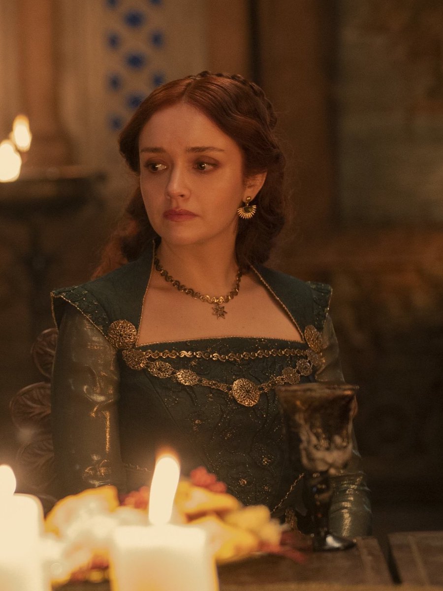 DreamofASOIAF's tweet photo. Happy 29th birthday to the most gorgeous, and talented Olivia Cooke 💚 https://t.co/90KvqDVM8R