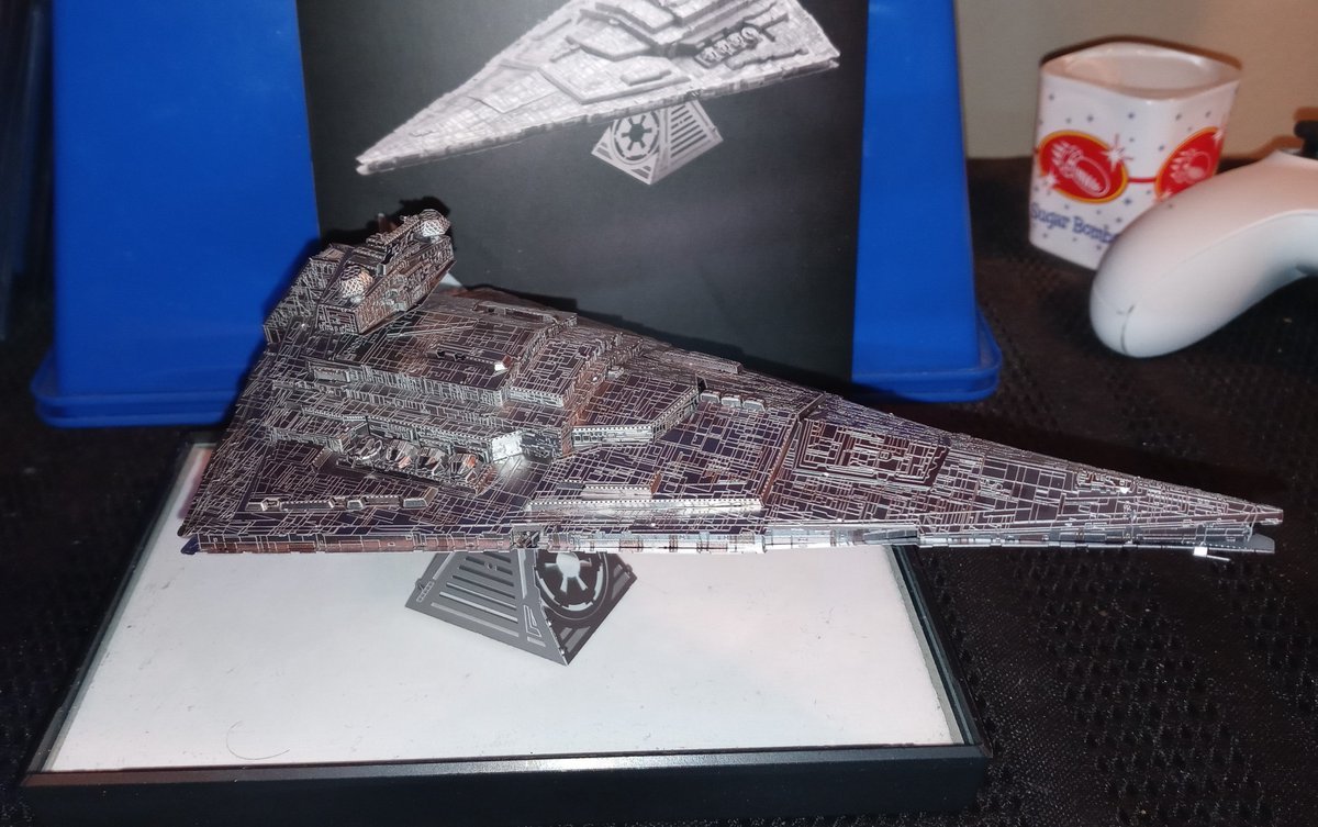 awalkerofrealms's tweet photo. StarWars: Imperial Star Destroyer.
#StarWars #MetalEarth #Fascinations #innovatoys https://t.co/Iu7BXUzrD7