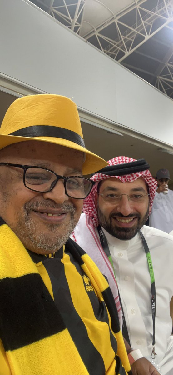 صوره مع الاعلامي الرياضي #سلطان_الغشيان في ملعب الجوهره مباراه الاتحاد والتعاون اللي انتهت 3_0 للإتحاد 

#الاتحاد_التعاون 
#الاتحاد_95_سنة 
#دوري_روشن_السعودي 
#اكشن_مع_وليد 
#سنابي_wewe_1927