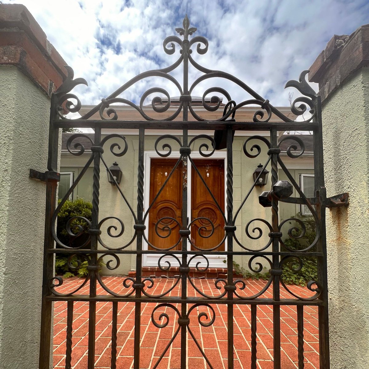 #doors #doorsofinstagram #doorstagram  #doorways #gates #irongates #samuelyellin #luxuryhouses #luxuryrealtor #bhhs #bhhsfoxroach #instaluxe #courtyard #mainline #lowemerion #homespa #mainlinehometeam